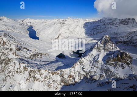 Luftaufnahme des schneebedeckten Gipfel Peloso umgeben von Lago di Lei, Val di Lei Chiavenna, Spluga Tal, Valtellina, Lombardei, Italien Stockfoto