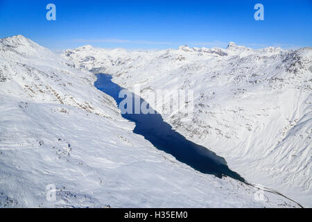 Luftaufnahme des alpinen Lago di Lei, umgeben von Schnee, Val di Lei, Chiavenna, Spluga Tal, Valtellina, Lombardei, Italien Stockfoto