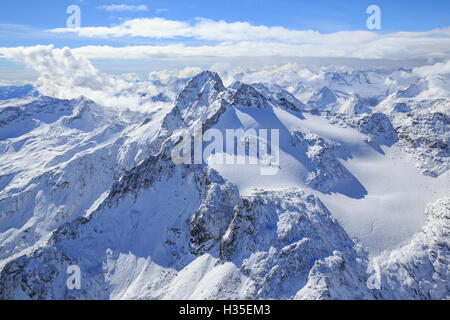 Luftbild von Peak Ferra und Gipfeln Piani bedeckt mit Schnee, Spluga Tal, Chiavenna, Veltlin, Lombardei, Italien Stockfoto