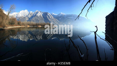 Panoramic view of Lake Mezzola in the fall, Chiavenna Valley, Valtellina, Lombardy, Italy Stockfoto