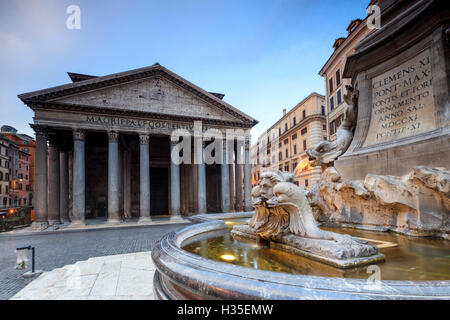 Blick auf die Altstadt Pantheon ein rundes Gebäude mit einem Portikus Granit korinthischen Säulen und Brunnen, UNESCO, Rome, Lazio, Italy Stockfoto