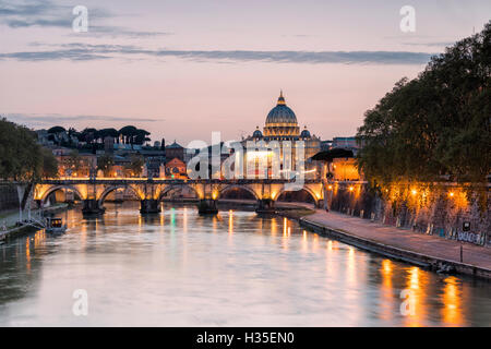 Dämmerung leuchtet auf Tiber mit Brücke Umberto I und Basilica di San Pietro im Hintergrund, Rom, Latium, Italien Stockfoto