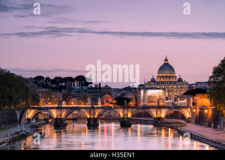 Dämmerung leuchtet auf Tiber mit Brücke Umberto I und Basilica di San Pietro im Hintergrund, Rom, Latium, Italien Stockfoto