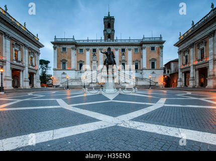 Piazza del Campidoglio, wo römische Gottheiten gelobt wurden, und heute Sitz der Regierung, Rom, Latium, Italien Stockfoto