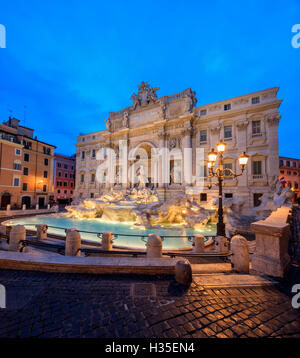 Panorama der Trevi-Brunnen beleuchtet durch Straßenlaternen und die Lichter in der Abenddämmerung, Rom, Latium, Italien Stockfoto