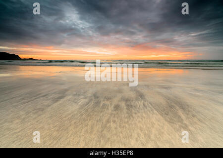 Die Mitternachtssonne spiegelt sich auf den sandigen Strand von Skagsanden, Ramberg, Nordland Grafschaft, Lofoten-Inseln, Arktis, Norwegen Stockfoto