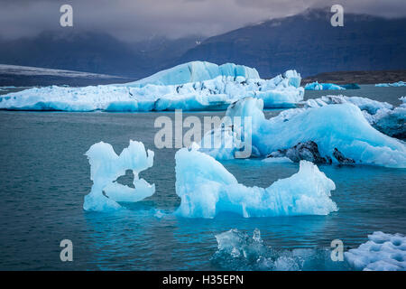 Eisberge in der Gletscherlagune unter Breidamerkurjokull Jökulsárlón, Gletscher Vatnajökull, Island, polaren Regionen schweben Stockfoto