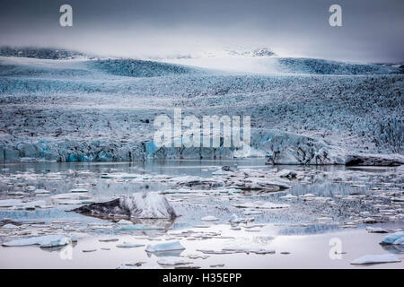 Eisberge in der Gletscherlagune unter Breidamerkurjokull Jökulsárlón, Gletscher Vatnajökull, Island, polaren Regionen schweben Stockfoto