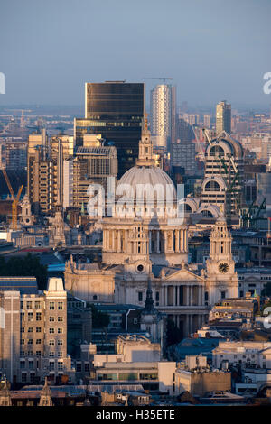 St. Pauls Cathedral und die Skyline, London, England, UK Stockfoto