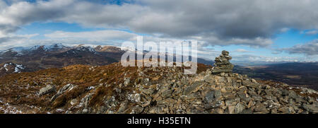 Ein Blick über den Cairngorms in Schottland von der Spitze des Creag Dubh in der Nähe von Newtonmore, Cairngorms National Park, Schottland, UK Stockfoto