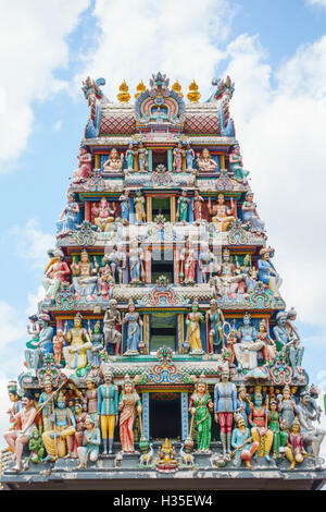 Sri Mariamman-Tempel in Chinatown, der ältesten Hindu-Tempel in Singapur mit dem bunt geschmückten Turm, Singapur Stockfoto