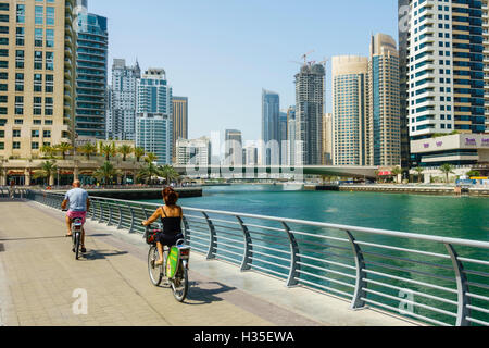 Radfahrer auf Marina Walk, Dubai Marina, Dubai, Vereinigte Arabische Emirate, Naher Osten Stockfoto