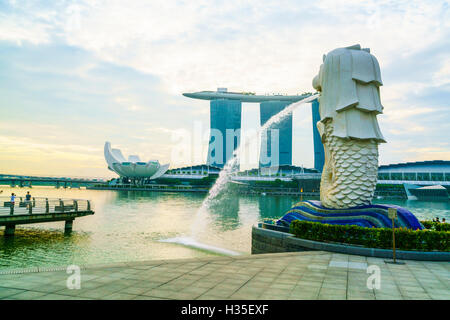 Merlion Statue, das nationale Symbol von Singapur und sein berühmtestes Wahrzeichen, Merlion Park, Marina Bay, Singapur Stockfoto