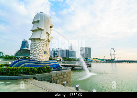 Merlion Statue, das nationale Symbol von Singapur und sein berühmtestes Wahrzeichen, Merlion Park, Marina Bay, Singapur Stockfoto