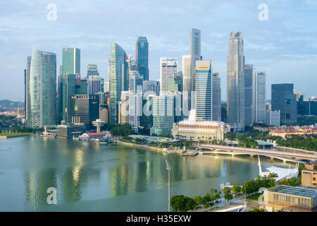 Skyline von Singapur, Wolkenkratzer mit dem Fullerton Hotel und Jubilee Bridge im Vordergrund von Marina Bay, Singapur Stockfoto