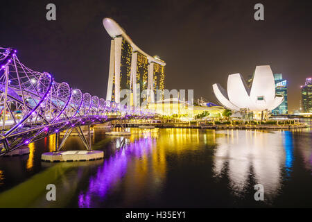 Helix-Brücke, Marina Bay Sands und ArtScience Museum beleuchtet in der Nacht, Marina Bay, Singapur Stockfoto