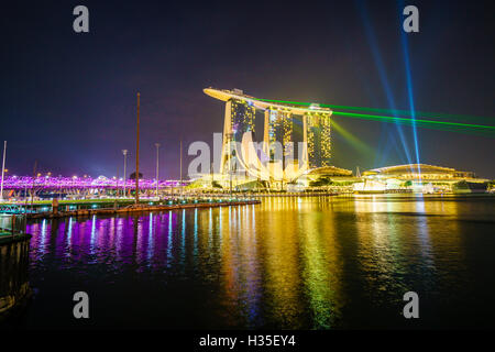 Das abendliche Licht und Laser Show in Marina Bay von Marina Bay Sands, Singapur Stockfoto