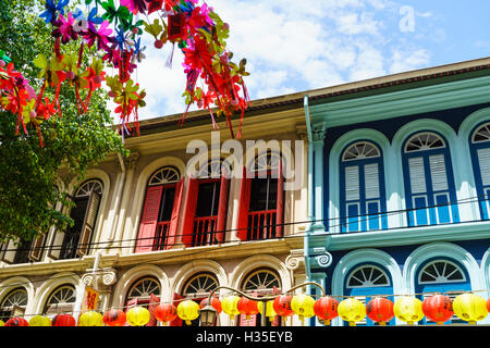 Restauriert und bunt bemalten alten Shophouses in Chinatown, Singapur Stockfoto