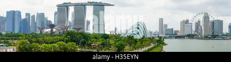 Panorama Blick auf den Garten von der Bucht, Marina Bay Sands und Stadt Skyline, Singapur Stockfoto