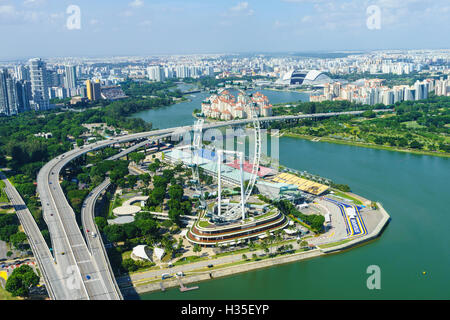 Hohen Blick über Singapur mit dem Riesenrad Singapore Flyer und ECP Expressway, Singapur Stockfoto