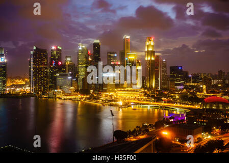 Die Türme der Central Business District und Marina Bay in der Abenddämmerung, Singapur Stockfoto