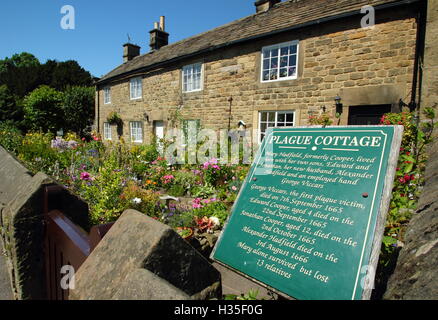 Eine Plakette markiert eine "Pest Cottage' in Eyam, Ortslage Derbyshire, wo eine verheerende Pest 1665 257 Menschen die Leben nahm Stockfoto