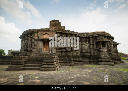 Lonar in Maharashtra ist eine uralte Meteor-Absturzstelle. Es hat auch einige spektakuläre alte Tempel. Stockfoto