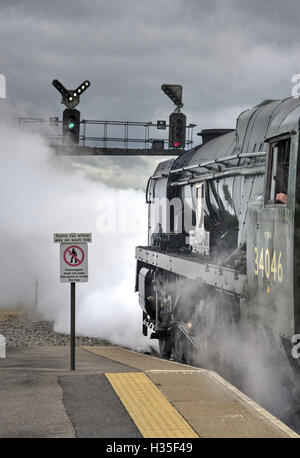 West Country Klasse Pazifik No 34046 "Braunton" Abfahrt von Westbury mit der "Torbay Express" Dampf-Ausflug. Stockfoto