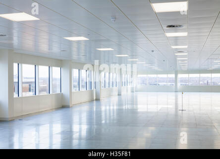 Innenansicht, 2 Glas Wharf, Bristol, UK. Büros und Unterkünfte mit Einzelhandel und Gastronomie auf der Erdgeschoss-Ebene verwenden. Stockfoto