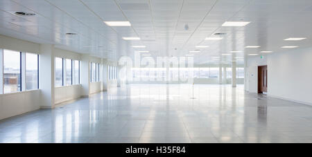 Innenansicht, 2 Glas Wharf, Bristol, UK. Büros und Unterkünfte mit Einzelhandel und Gastronomie auf der Erdgeschoss-Ebene verwenden. Stockfoto