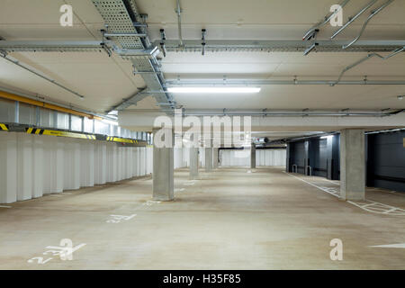 2 Glas Wharf, Bristol, UK. Büros und Unterkünfte mit Einzelhandel und Gastronomie auf der Erdgeschoss-Ebene verwenden. Der Parkplatz Stockfoto