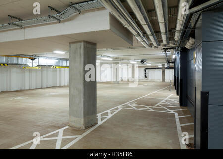 2 Glas Wharf, Bristol, UK. Büros und Unterkünfte mit Einzelhandel und Gastronomie auf der Erdgeschoss-Ebene verwenden. Der Parkplatz Stockfoto