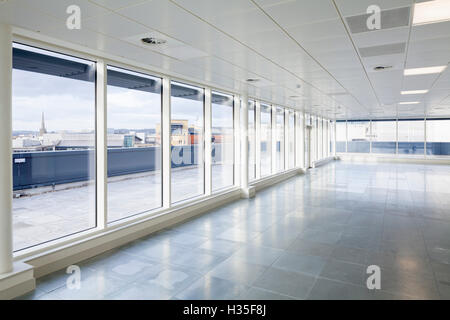 Innenansicht, 2 Glas Wharf, Bristol, UK. Büros und Unterkünfte mit Einzelhandel und Gastronomie auf der Erdgeschoss-Ebene verwenden. Stockfoto