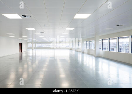 Innenansicht, 2 Glas Wharf, Bristol, UK. Büros und Unterkünfte mit Einzelhandel und Gastronomie auf der Erdgeschoss-Ebene verwenden. Stockfoto