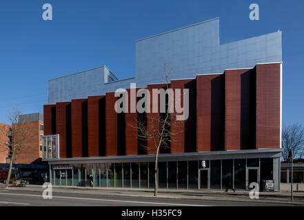 Außenansicht, Sundbyosterhal 2 in Kopenhagen, Dänemark. Eine komplexe hybride Programm bestehend aus einem Supermarkt, einer Sporthalle und Stockfoto