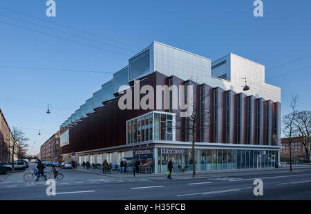 Außenansicht, Sundbyosterhal 2 in Kopenhagen, Dänemark. Eine komplexe hybride Programm bestehend aus einem Supermarkt, einer Sporthalle und Stockfoto