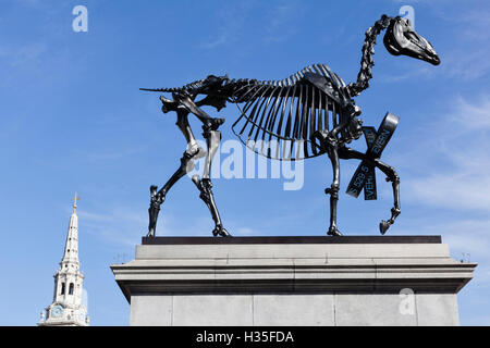 Geschenk-Pferd "ist ein Bronze Skelett eines Pferdes in die Fourth Plinth außerhalb der National Gallery am Trafalgar Square in London, UK. Stockfoto