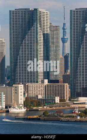 Eine Tele-Ansicht zeigt Tokyo Skytree, weltweit höchste freistehende Sendeturm mit 634 Metern inmitten der Skyline von Stockfoto