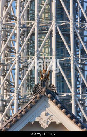 Eine Tele-Ansicht zeigt eine traditionelle Kawara Keramik Ziegeldach kontrastieren mit einem Querschnitt von den nahe gelegenen Tokyo Skytree (die Stockfoto