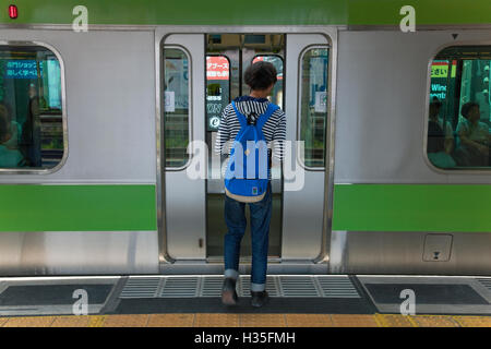 Eine detaillierte Ansicht zeigt einen jungen Mann auf der Plattform an der Shin-Okubo Station von der Yamanote-Linie (eine 34.5 km Doppelspur-Schleife " Stockfoto