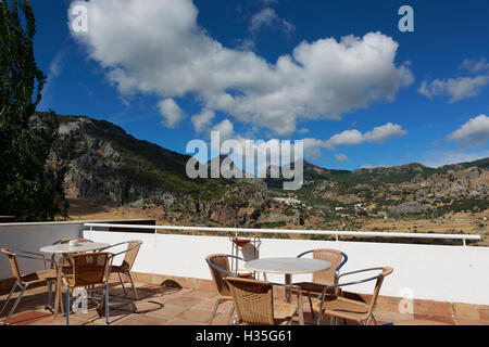 Andalusien, Spanien. Einen Überblick über die Terrasse im Hotel Fuerte Grazalema im Hintergrund Parque Natural Sierra de Grazalema. Stockfoto