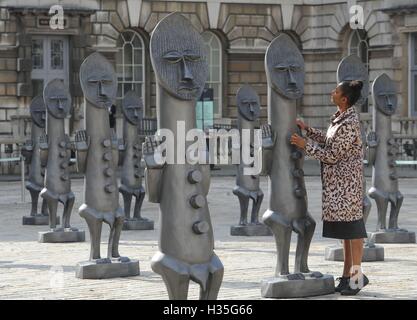 Einige der lebensgroßen Armee von 40 maskiert afrikanischer Figuren auf dem Display in der Edmond J Safra Brunnen Hof des Somerset House, central London, starten die die 01:54 Messe für zeitgenössische afrikanische Kunst. Stockfoto