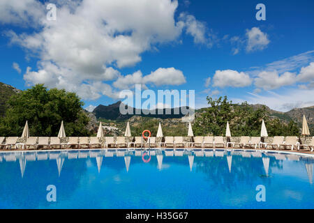 Andalusien, Spanien. Einen Überblick über den Pool Hotel Fuerte Grazalema im Hintergrund Parque Natural Sierra de Grazalema. Pako M Stockfoto