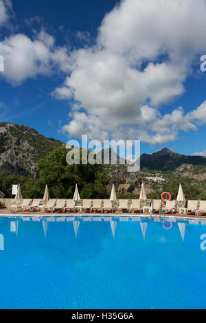 Andalusien, Spanien. Einen Überblick über den Pool Hotel Fuerte Grazalema im Hintergrund Parque Natural Sierra de Grazalema. Pako M Stockfoto