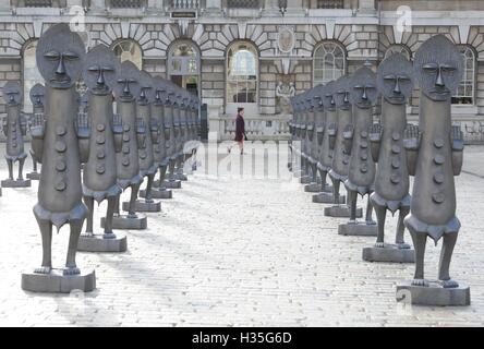 Einige der lebensgroßen Armee von 40 maskiert afrikanischer Figuren auf dem Display in der Edmond J Safra Brunnen Hof des Somerset House, central London, starten die die 01:54 Messe für zeitgenössische afrikanische Kunst. Stockfoto