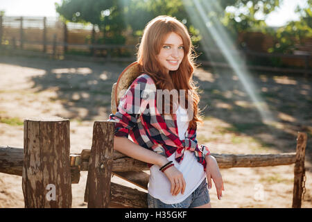 Glücklich charmante junge Frau Cowgirl stehen und entspannt auf der ranch Stockfoto