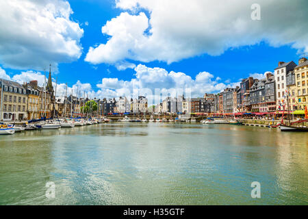 Honfleur berühmte Dorf Hafen Skyline und Wasser. Normandie, Frankreich, Europa. Langzeitbelichtung. Stockfoto
