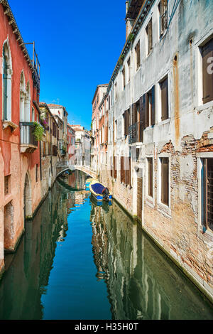 Venedig-Stadtbild, schmale Wasserkanal und traditionellen Gebäuden. Italien, Europa. Stockfoto