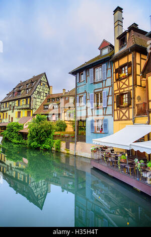 Colmar, Petite Venice, Wasserkanal und traditionellen bunten Häusern. Elsass, Frankreich. Stockfoto