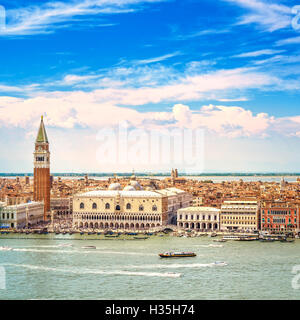 Luftaufnahme des Piazza San Marco oder St Mark Platz, Campanile und Ducale oder Dogenpalast Venedig Wahrzeichen. Italien, Europa. Stockfoto